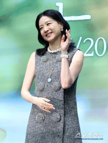  Lee Young-ae returns with a happy smile