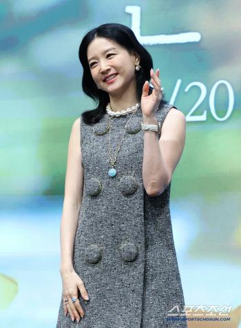  Lee Young Yeo's unwavering charming smile