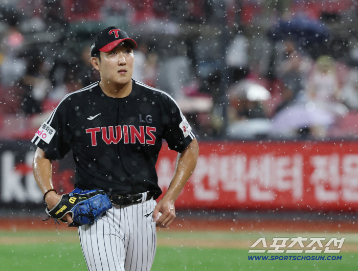  LG Son Joo-young coming down the mound due to the suspension of rain