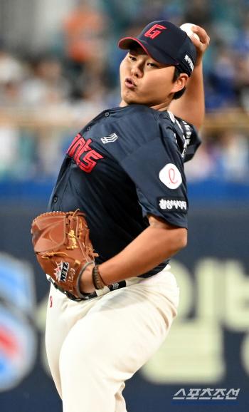  Lotte starter Park Jin's hard throw