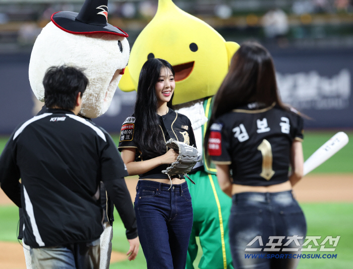  Miss Korea Yoo Eun-seo and Kim Bo-geum visited the ballpark and hit the first pitch