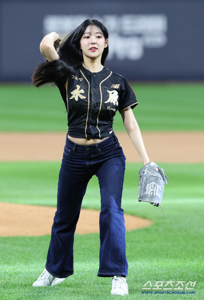  Miss Korea Yoo Eun-seo, wearing a baseball uniform, threw a powerful first pitch