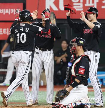  Oh Ji-hwan hit a three-run home run in the top of the ninth inning