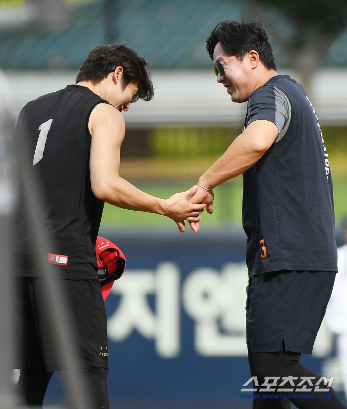  Park Chan-ho greets Ahn Chi-hong