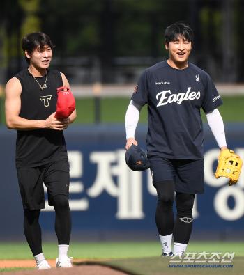 Park Chanho and Lee Jinyoung greet each other happily