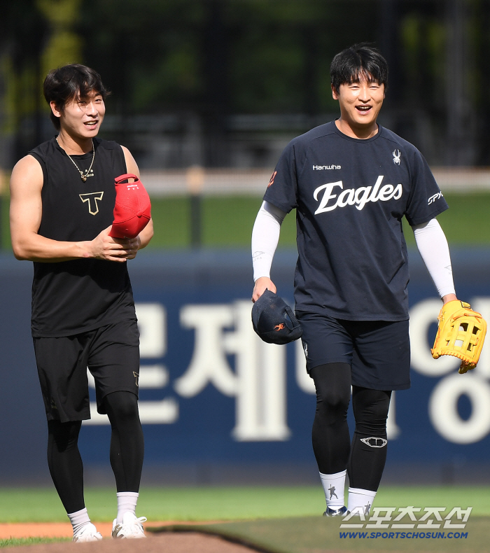  Park Chanho and Lee Jinyoung greet each other happily