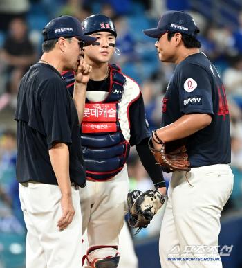 Park Jin and Kim Sang-jin, pitching coach who took the mound, are on the verge of hitting the first and second bases with no outs