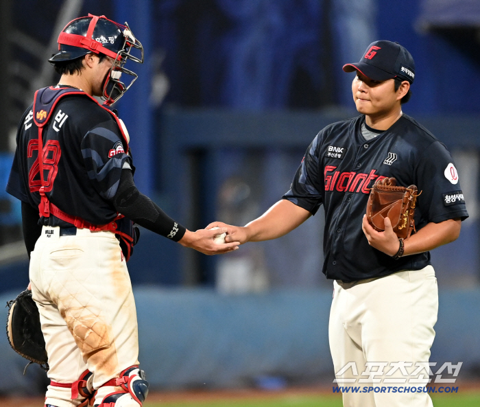  Park Jin is handing over the ball. His lips are open with regret