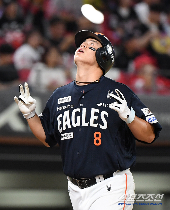  Roh Sihwan who made a two-run shot