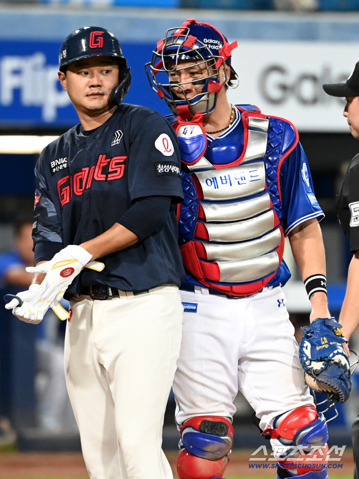  Son Hoyoung who got hit by a sand dune, Kang Minho who is sorry