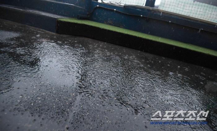  Watery dugout Jamsil Stadium. Heavy rain