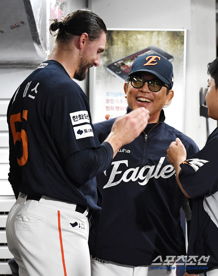  Weiss's good pitching, coach Yang Sang-moon's mouth is in his ear