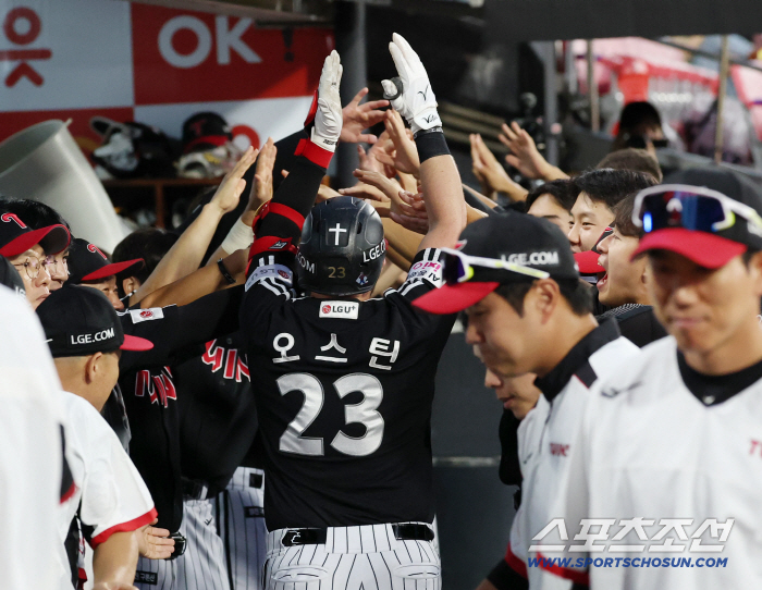 Rain stops 107 minutes → LG scored eight points with four home runs ending at 1142 p.m. LG won 10-6 against KT → Secured second place → Magic Number 8