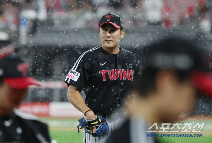 Rain stops 107 minutes → LG scored eight points with four home runs ending at 1142 p.m. LG won 10-6 against KT → Secured second place → Magic Number 8