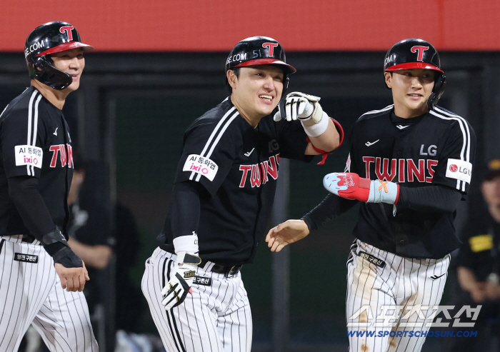 Rain stops 107 minutes → LG scored eight points with four home runs ending at 1142 p.m. LG won 10-6 against KT → Secured second place → Magic Number 8