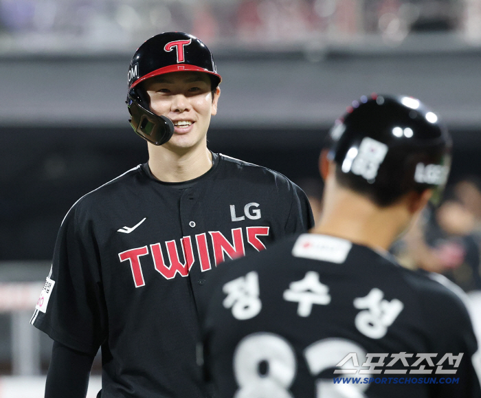 Rain stops 107 minutes → LG scored eight points with four home runs ending at 1142 p.m. LG won 10-6 against KT → Secured second place → Magic Number 8