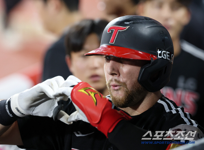 Rain stops 107 minutes → LG scored eight points with four home runs ending at 1142 p.m. LG won 10-6 against KT → Secured second place → Magic Number 8