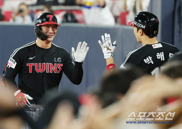 Rain stops 107 minutes → LG scored eight points with four home runs ending at 1142 p.m. LG won 10-6 against KT → Secured second place → Magic Number 8