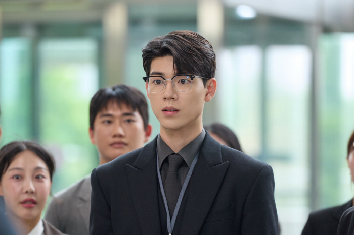 Rising on the back of Bae Hyun-sung and Han Seok-gyu appears..The new president's project is well received