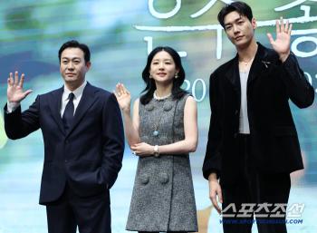 Lee Young-ae Makes Long-Awaited Comeback in ‘Walking On Thin Ice’