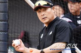 The second-tier coach will be in the position without Lee Jong-beom for a week. Coach Lee Kang-chul's winning move will take off his respirator this week or continue to stick to it 