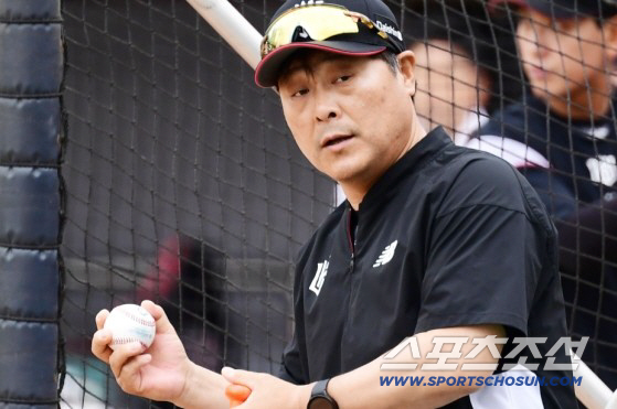 The second-tier coach will be in the position without Lee Jong-beom for a week. Coach Lee Kang-chul's winning move will take off his respirator this week or continue to stick to it 