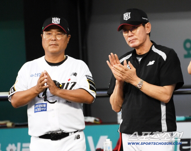 The second-tier coach will be in the position without Lee Jong-beom for a week. Coach Lee Kang-chul's winning move will take off his respirator this week or continue to stick to it 