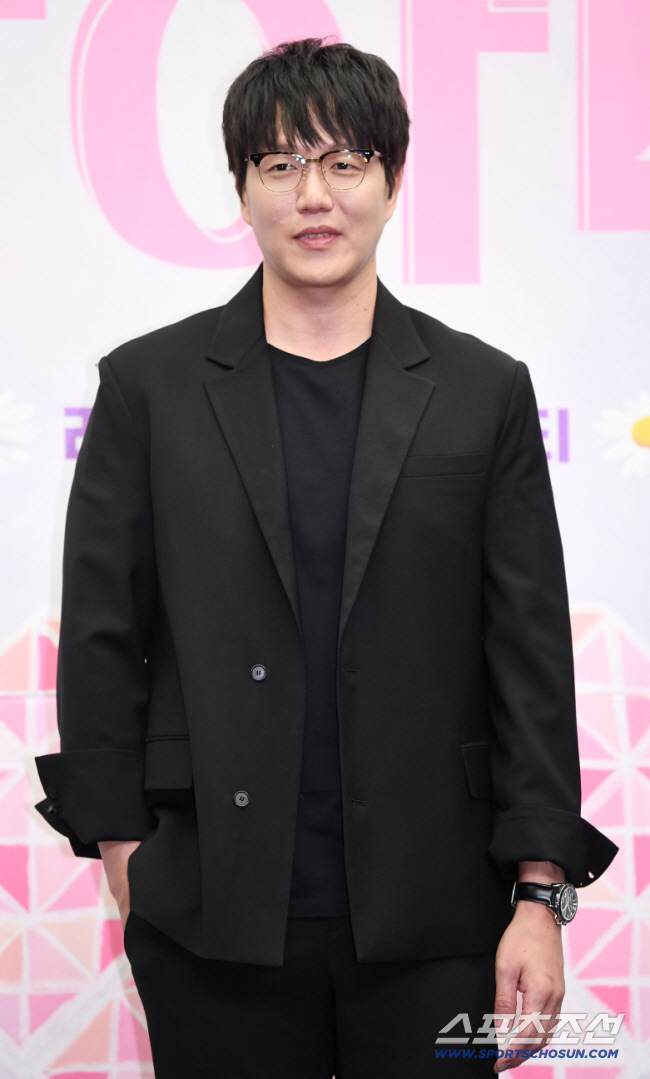 Sung Si-kyung’s Agency Apologizes Over Unregistered Entertainment Business