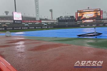 Suwon is already a sea of water due to heavy rain. The possibility of a doubleheader tomorrow against LGKT is up 