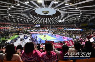 Why can't we see the women's team in the cup competition? The Vietnamese team also failed to participate