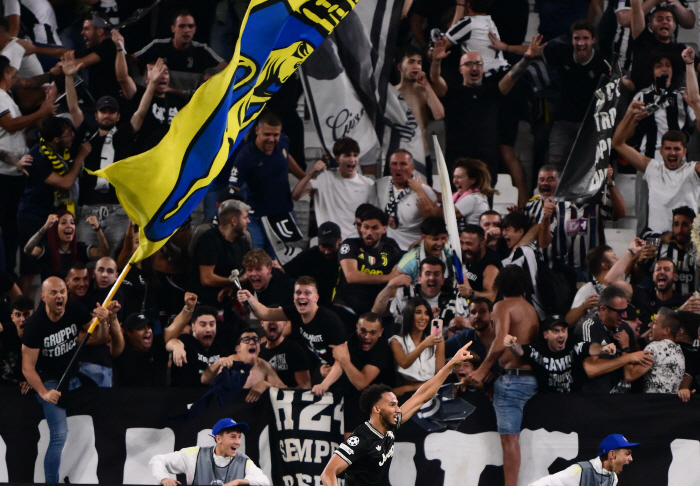 01→11→12→22→24→44 Crazy! Eight goals in the second half alone, the second time in UCL history...Juventus coach who forgot what to say is hard to explain
