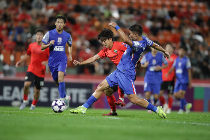 2 shots  37% possession, embarrassing! The continent is in a turmoil due to the upset loss against Gangwon...Don't call me a local netizen representing China