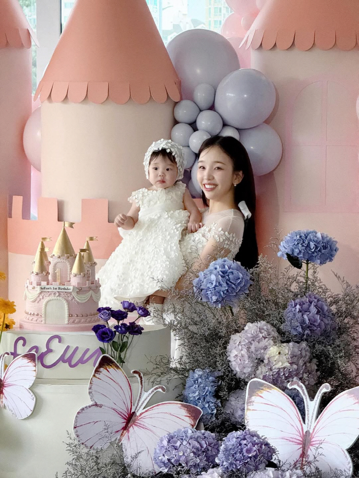Baek A-yeon reveals her daughter's grand first birthday party ♥ I love my husband and all three happy families