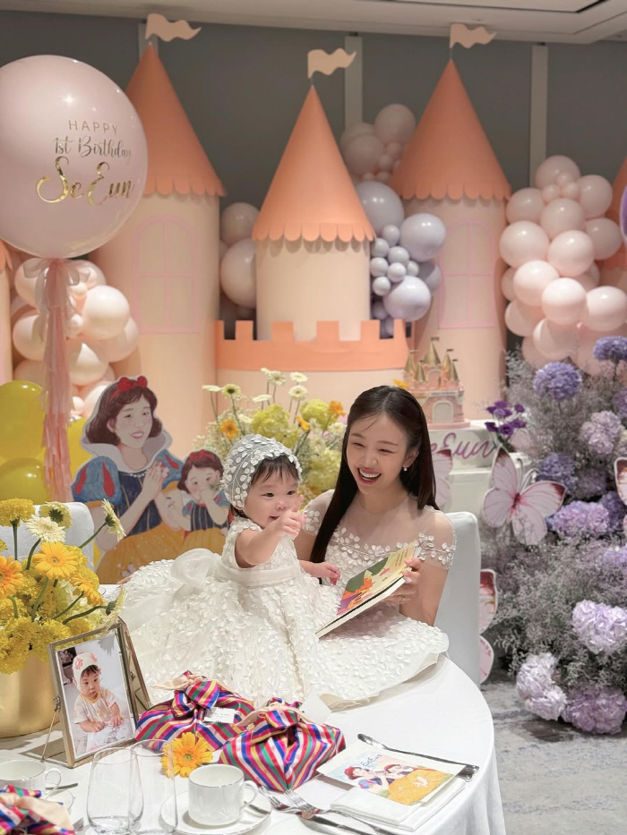 Baek A-yeon reveals her daughter's grand first birthday party ♥ I love my husband and all three happy families