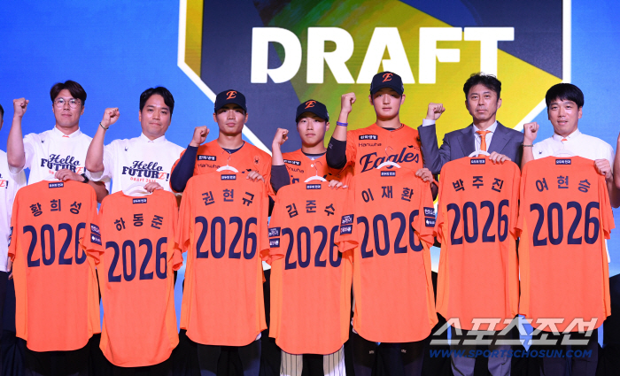 Did you pick the front desk well? Hanwha 1R's big surprise fielder's pick? Why was the director satisfied