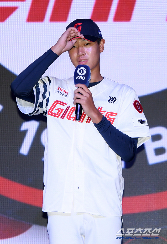 Finally, the pitcher came out...4th place Lotte, Dongsan High School will contribute to the first team of Dongsan High School's Shin Dong-gun 