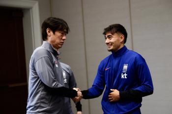 For the first time in Korea! Hong Myung-bo's rising star Castrov, a new coach candidate who is close to overcoming the worst situation, appears. → Fate Munich Legend