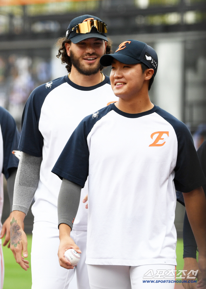 Hanwha One Two Punch Ryu Hyun-jin, the No. 1 player in history, will never receive such benefits again...I asked a lot about the 154km special rookie