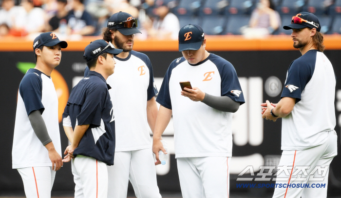 Hanwha One Two Punch Ryu Hyun-jin, the No. 1 player in history, will never receive such benefits again...I asked a lot about the 154km special rookie