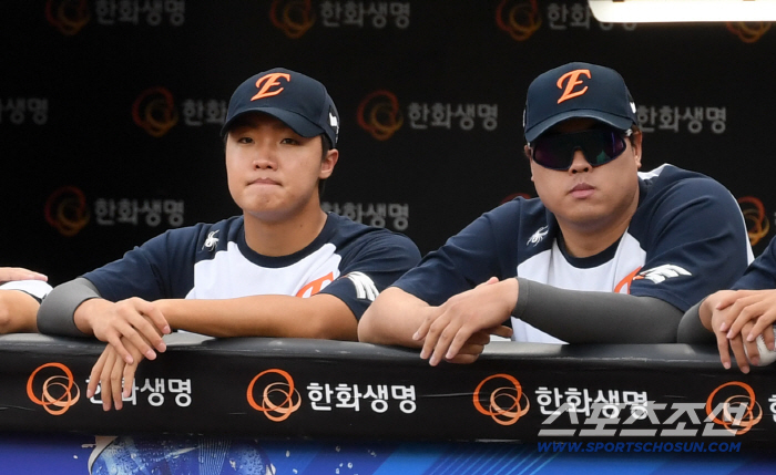 Hanwha One Two Punch Ryu Hyun-jin, the No. 1 player in history, will never receive such benefits again...I asked a lot about the 154km special rookie