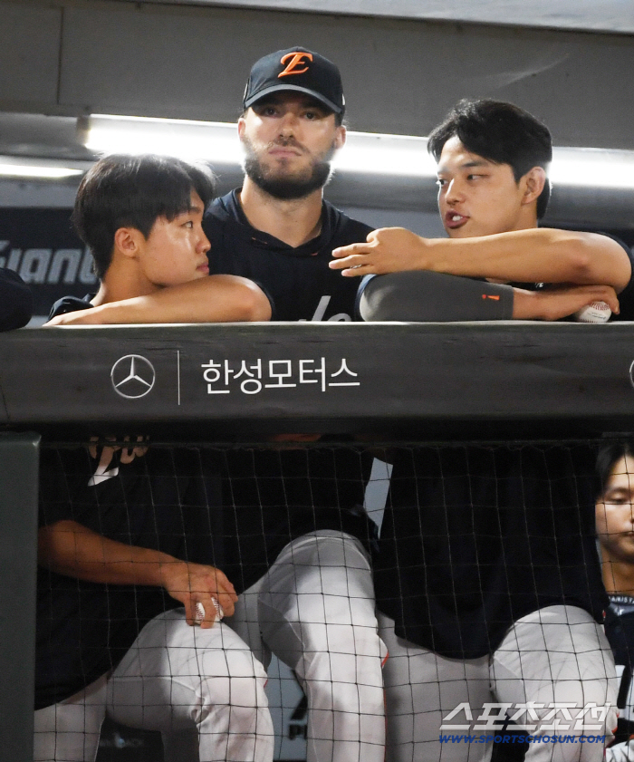 Hanwha One Two Punch Ryu Hyun-jin, the No. 1 player in history, will never receive such benefits again...I asked a lot about the 154km special rookie