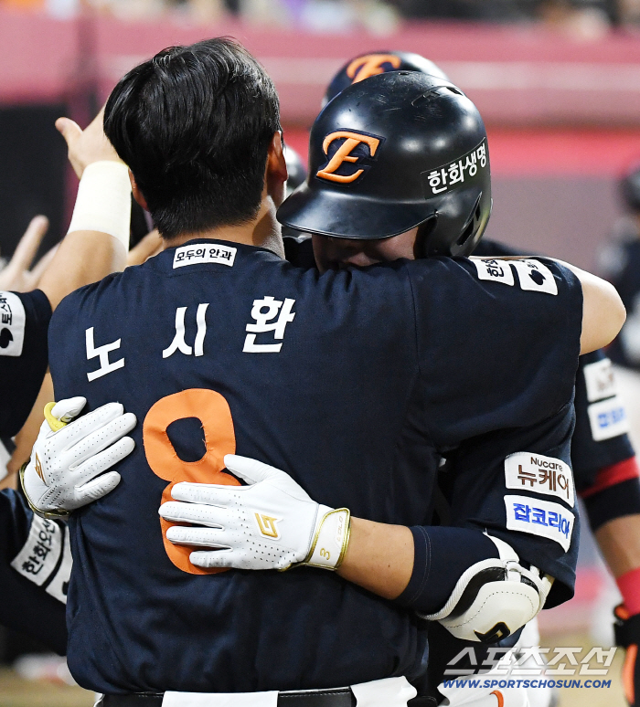 I couldn't see anything ahead, so I weighed down the responsibility of 10.2 billion won in shock...How did you endure the biggest crisis in baseball's life
