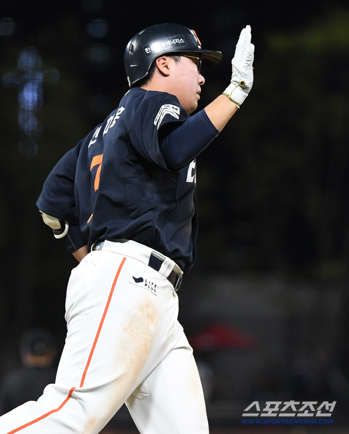 I couldn't see anything ahead, so I weighed down the responsibility of 10.2 billion won in shock...How did you endure the biggest crisis in baseball's life