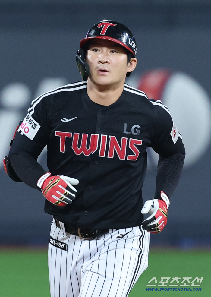 I smelled KS A wedge three-run shot in the ninth inning there in Game 3. LG fans' hearts become grand at Rolex Man's revival