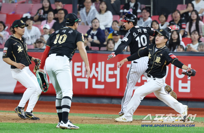 I smelled KS A wedge three-run shot in the ninth inning there in Game 3. LG fans' hearts become grand at Rolex Man's revival