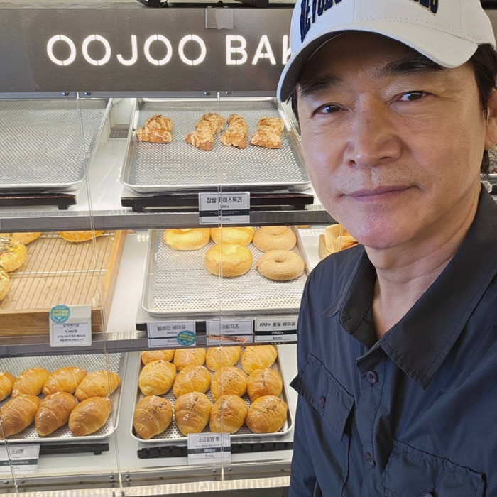 Information-seok, Magok-dong, a jackpot bakery operated by his former son, and signed a 5% sales contract for model fees