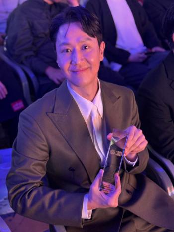 Jungwoo's first directorial challenge with Shin-chan, a movie that Busan bragged about, won the award