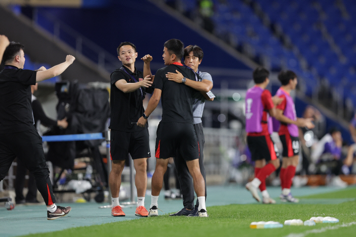  After excluding five main pillars, we lost the game, and we had no choice but to play for the league of coach Seo Jung-won and Chengdu...My best friend Shin Taeyong told me to win. Smile