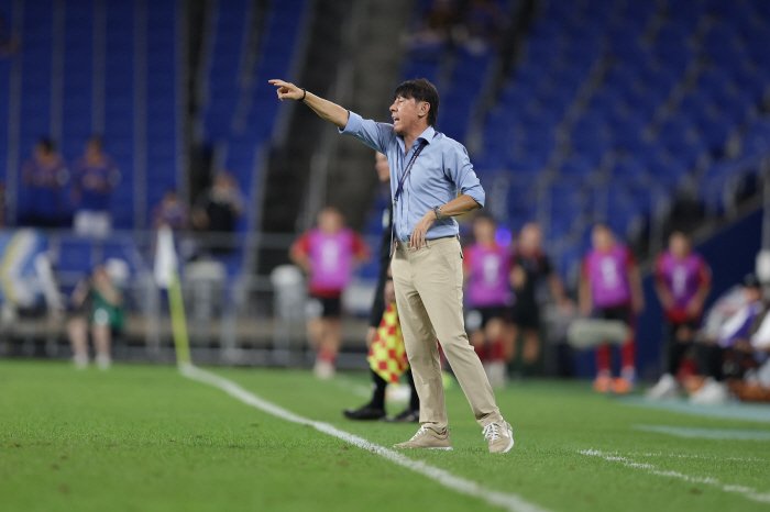  After excluding five main pillars, we lost the game, and we had no choice but to play for the league of coach Seo Jung-won and Chengdu...My best friend Shin Taeyong told me to win. Smile