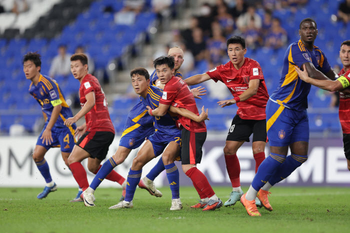  After excluding five main pillars, we lost the game, and we had no choice but to play for the league of coach Seo Jung-won and Chengdu...My best friend Shin Taeyong told me to win. Smile